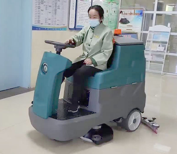 室内驾驶洗地车