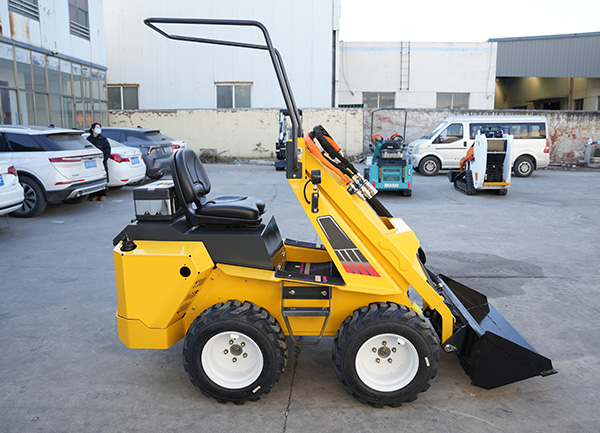 座驾式轮胎滑移装载机