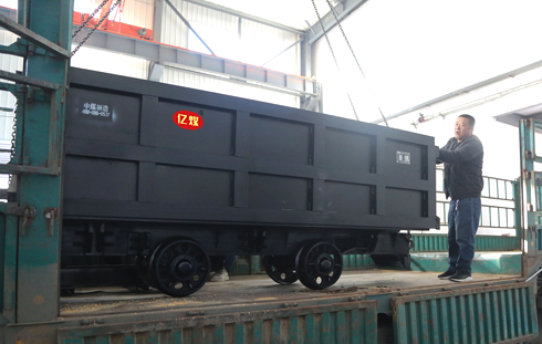 单侧曲轨侧卸式矿车