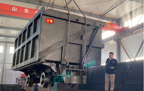 单侧曲轨侧卸式矿车