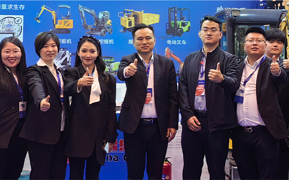 13B小型挖掘机客户来访