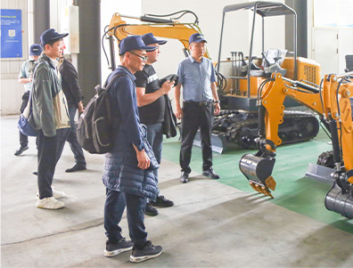 17小型挖掘机客户来访