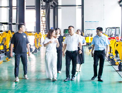 17小型挖掘机客户来访