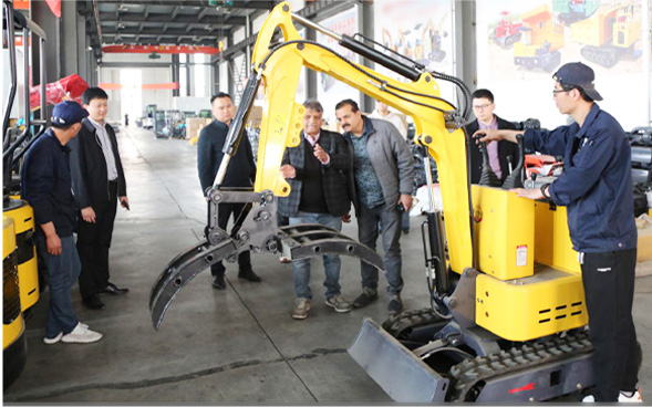 17小型挖掘机客户来访