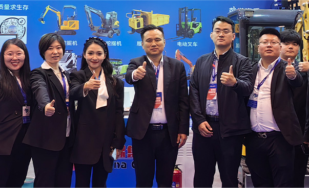 17小型挖掘机客户来访