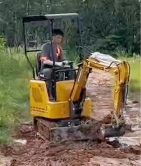 17小型挖掘机农田作业