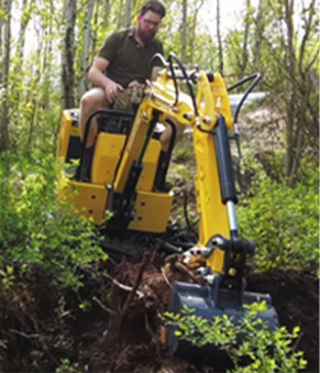 17小型挖掘机山地开荒