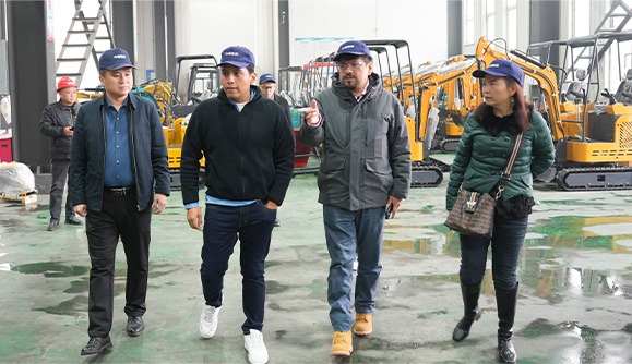 17小型挖掘机客户来访