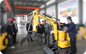 23小型挖掘机客户