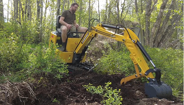 25小型挖掘机挖坑