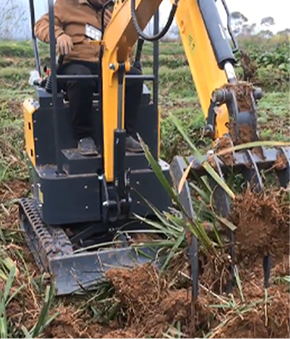 25小型挖掘机耙草