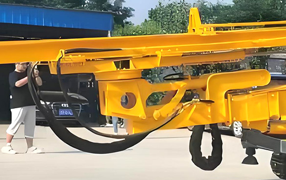 单臂轨轮式凿岩台车灵活可靠