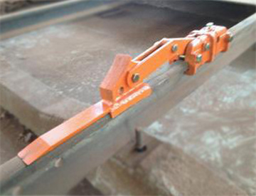 滑动升降式月牙挡车器