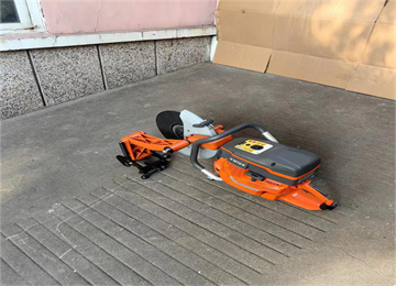 HC355型内燃钢轨锯轨机