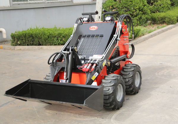 迷你轮式滑移装载机