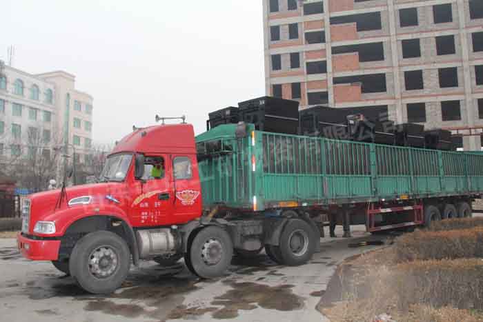 /山东中煤工矿集团自主生产的翻斗式矿车运往山西省晋城/