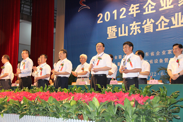 /热烈祝贺山东中煤工矿集团董事长兼总经理渠青同志荣获“山东省优秀企业家”荣誉称号/