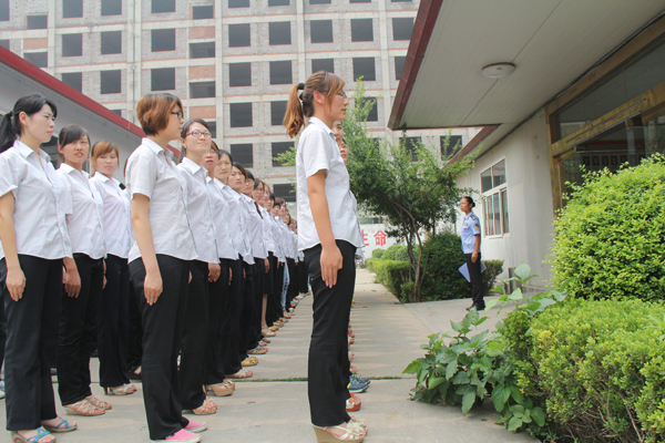 /山东中煤工矿集团开展军训活动锤炼员工综合素质/