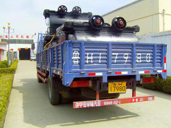 /中煤工矿集团生产的矿车运往郓城某矿/