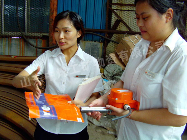 /山东中煤中贸新员工在车间进行产品学习/