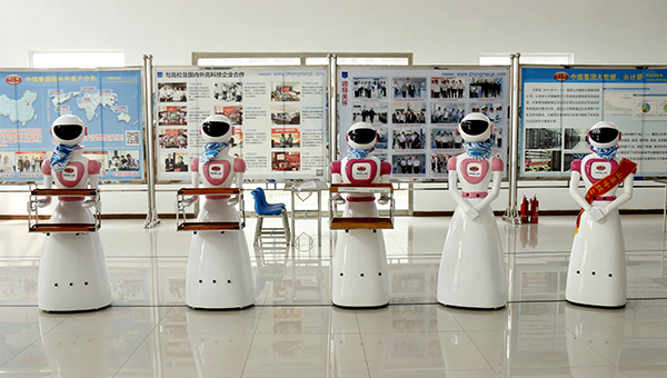 甘肃酒泉客商考察订购的一批智能机器人发货