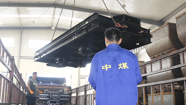 中煤集团一批新型平板车发往山西原平