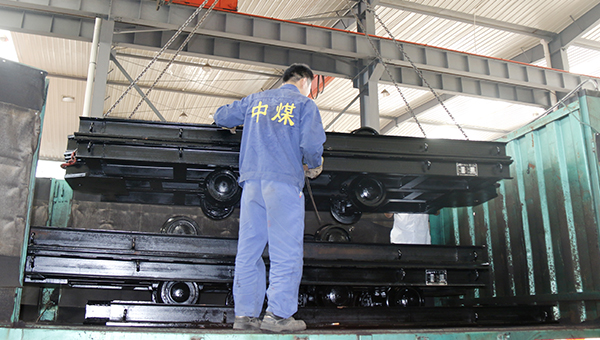 中煤集团一批新型平板车发往山西吕梁