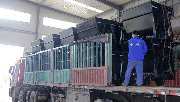 中煤集团一批翻斗式矿车经青岛港出口巴基斯坦