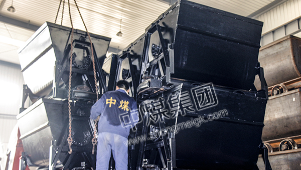 中煤集团一批新型翻斗式矿车经广西省发往越南