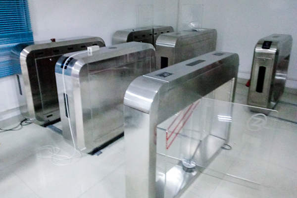 山东中煤集团联合制造公司销售的一批通道闸设备出口新加坡