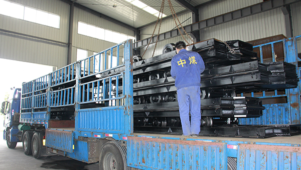 中煤集团一批矿用平板车发往新疆昌吉市