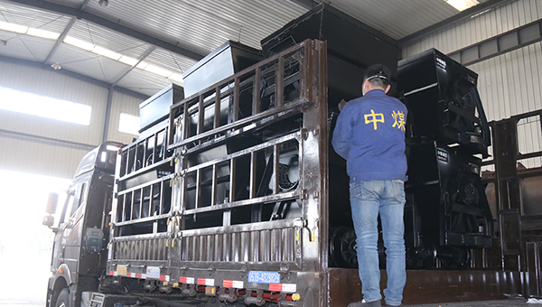 中煤集团一批新型翻斗式矿车发往黑龙江伊春