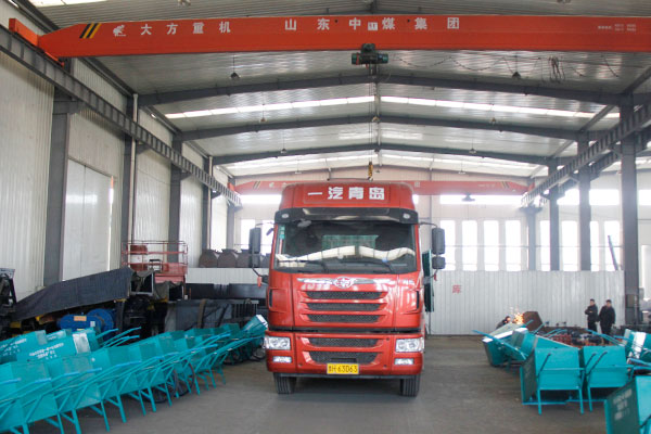 中煤集团一批矿用平板车发往新疆